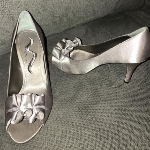 Women’s ruffle peep toes - only worn once - Picture 1 of 2